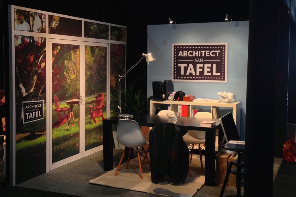 Architect aan tafel op de Beurs Eigen Huis