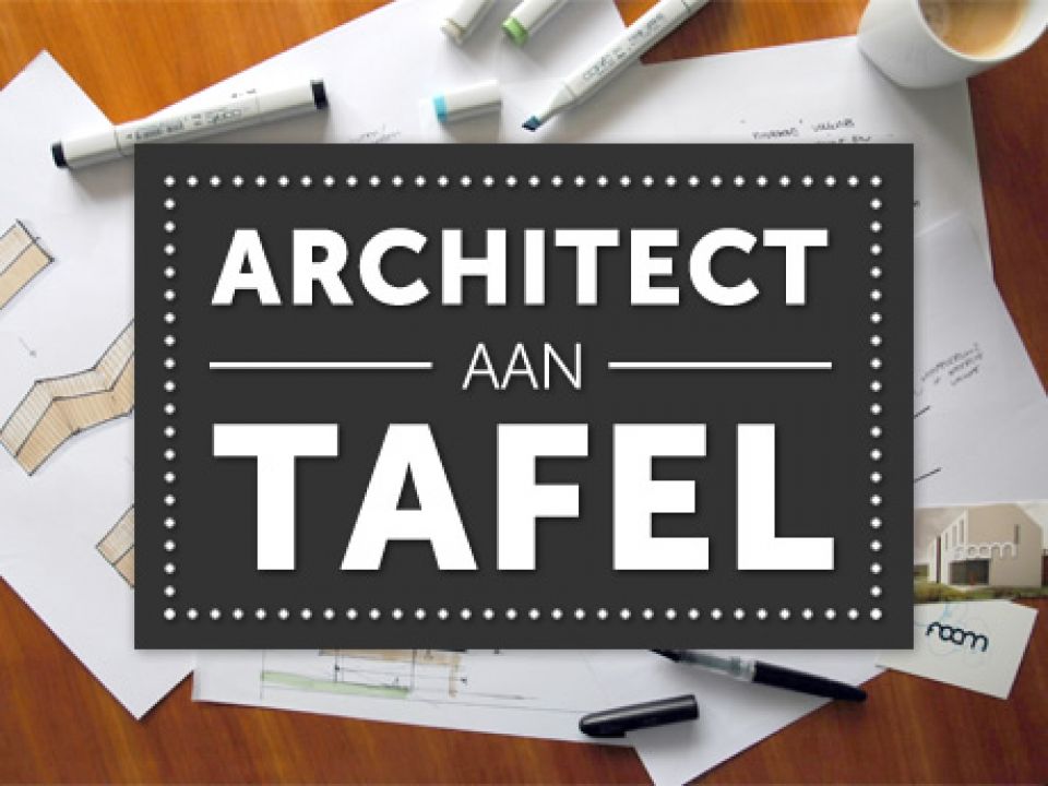 Architect aan tafel